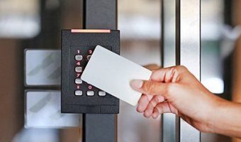 Badge avvicinato a un lettore per controllo accessi